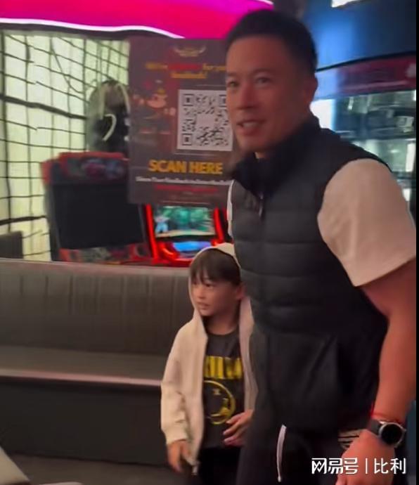 曝光茅台随便喝小11岁模特老婆好抢镜！PG电子麻将胡了2著名港星安志杰生日会(图1)