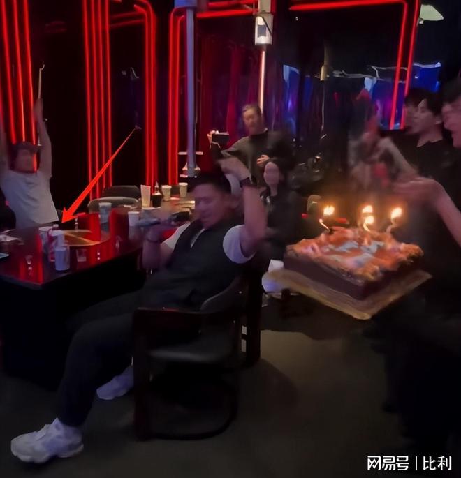 曝光茅台随便喝小11岁模特老婆好抢镜！PG电子麻将胡了2著名港星安志杰生日会(图7)