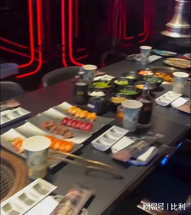 曝光茅台随便喝小11岁模特老婆好抢镜！PG电子麻将胡了2著名港星安志杰生日会(图8)