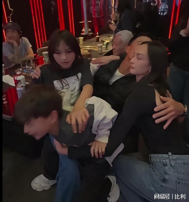 曝光茅台随便喝小11岁模特老婆好抢镜！PG电子麻将胡了2著名港星安志杰生日会(图13)